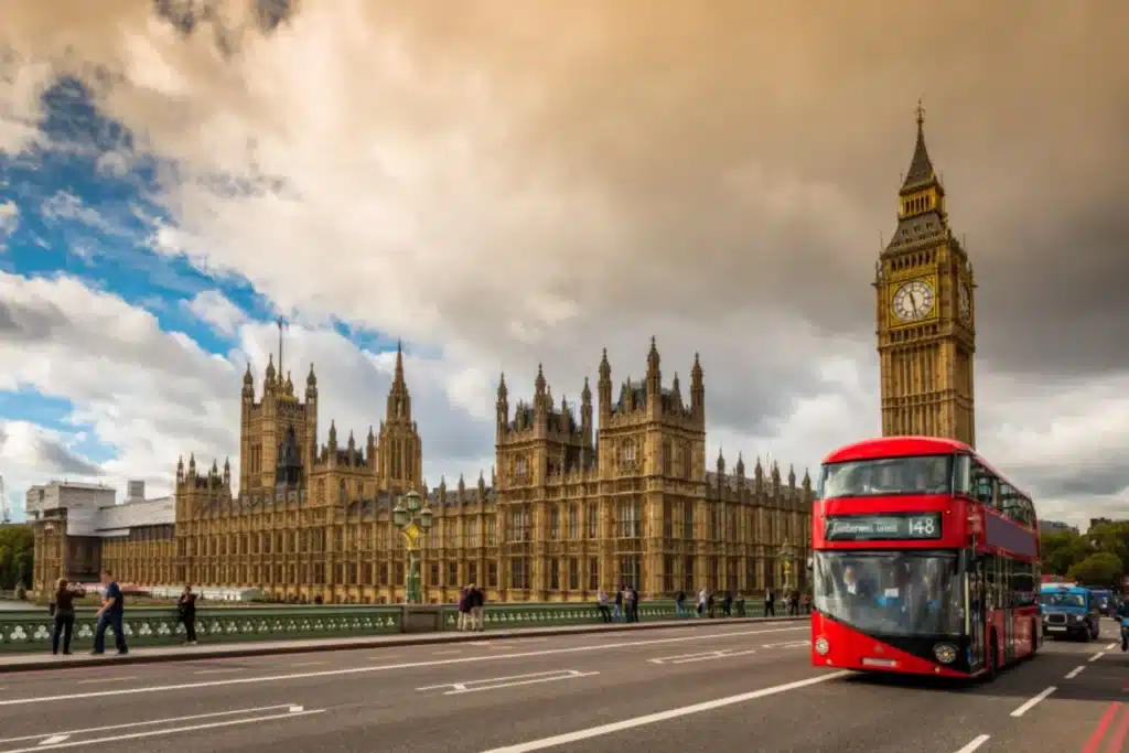 vue sur la ville de Londres avec un bus sur la route